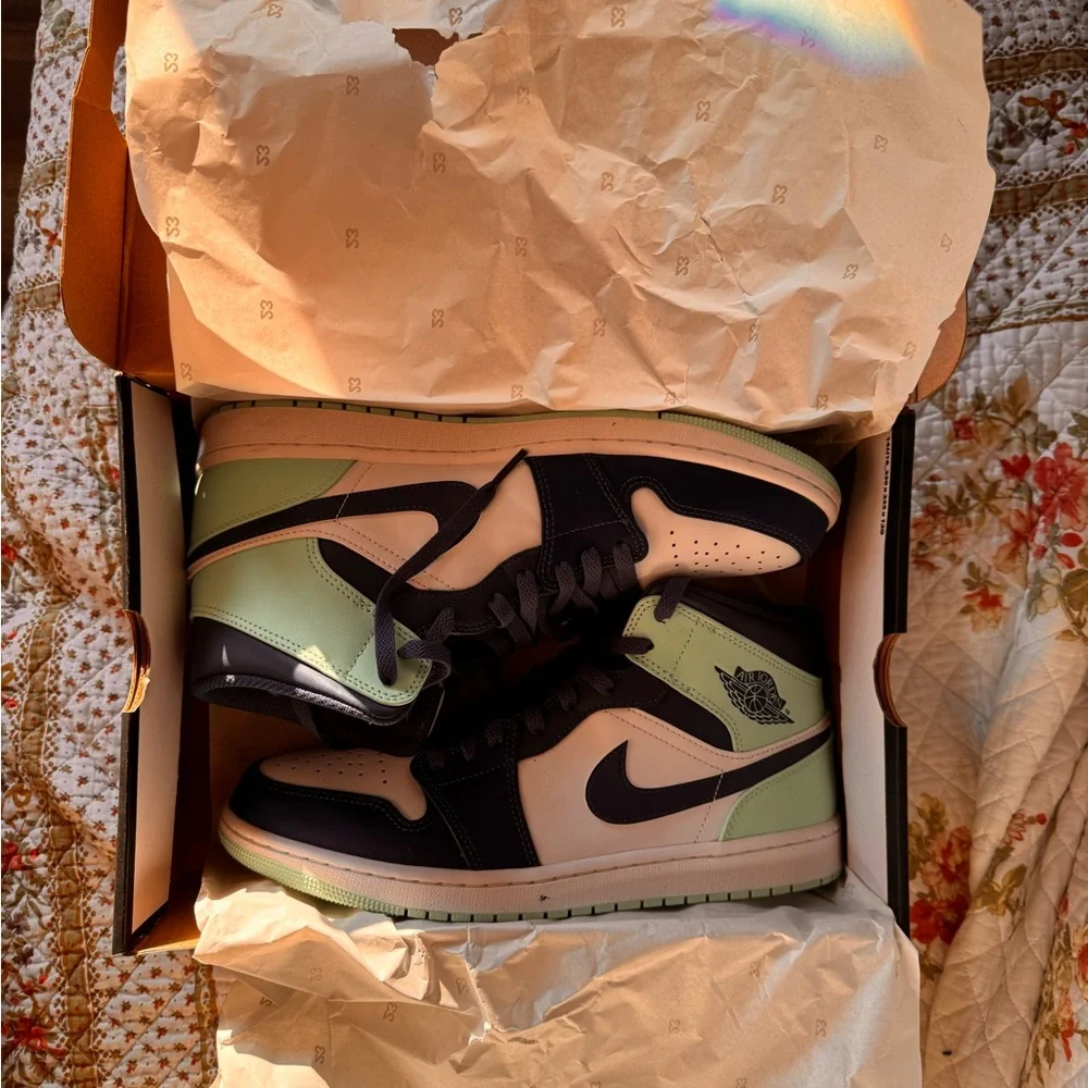 Air Jordan 1 Mid- Mystic Navy/Mint Foam White, Bleu Marine Mystic. Men’s 11 - Picture 1 of 9